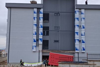 Çalıştığı firmadan alacağını alamadığını iddia eden işçi çatıya çıktı