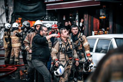 İş hanını alevler sardı, itfaiye 12 kişiyi kurtardı