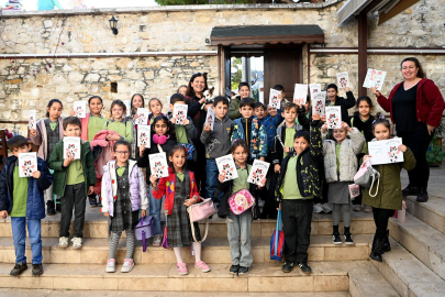 Kuşadası'nda çocuklara hem kitap hem hayvan sevgisi aşılandı