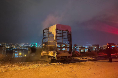 Niğde'de park halindeki kamyonette yangın çıktı