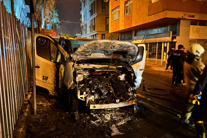 Üsküdar'da park halindeki araç alev alev yandı: O anlar kamerada
