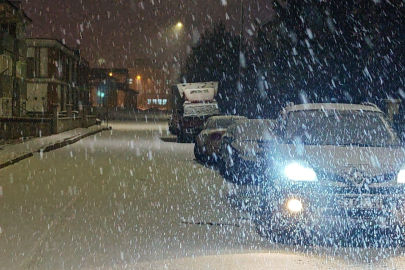 Erzurum, güne uzun süredir beklenen kar yağışıyla uyandı