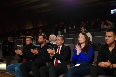 Gemlik’te Gençlerden Şiirle Dolu Bir Akşam: Başkan Deviren Etkinliğe Katıldı