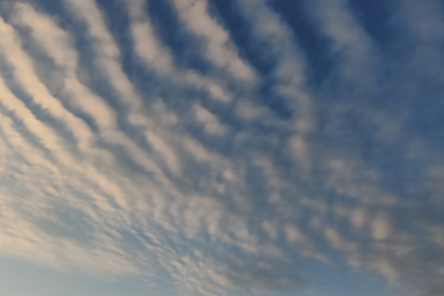 Sirrokümülüs bulutları, kent semalarını adeta tablo gibi süsledi