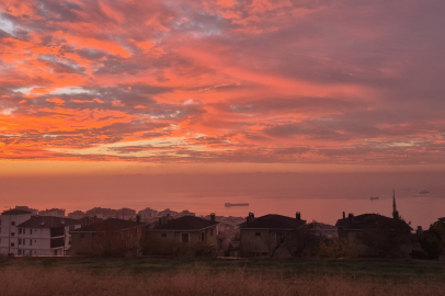 Gökyüzü sabahı ateşe boyadı
