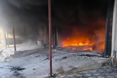 Oto tamir dükkanı ve 2 araç alevlere teslim oldu