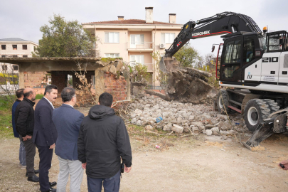 Yenişehir’de Yıllardır Atıl Kalan Bina Yıkıldı: “Güvenli ve Huzurlu Bir İlçe İçin Adım Adım Temizlik”