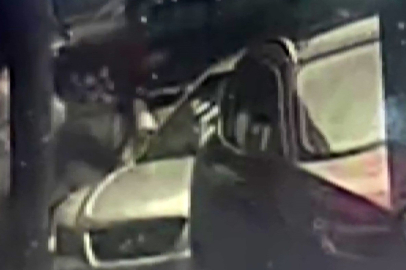 Otomobilin Dikiz Aynasını Tekme Atıp Kırdı: Olay Anı Kamerada