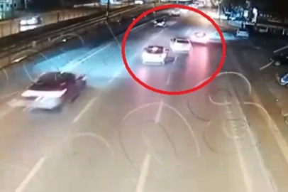 Yol kenarında bekleyen yayaya çarpıp yaralanmasına sebep oldu