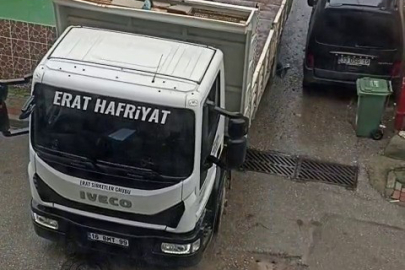 Kamyon sürücüsünün umursamazlığı kamerada: Park halindeki araca ağır hasar verip kaçtı