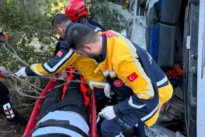 Kamyon Uçuruma Yuvarlandı, Sürücü Ölümden Döndü
