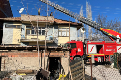 3 Katlı Evin Çatısı Alevlere Teslim Oldu