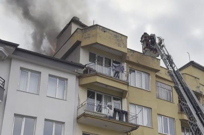 Çatı katındaki kömürlükte çıkan yangın paniğe neden oldu
