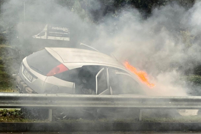 Bariyerlere Çarpan Otomobil Alev Aldı