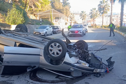 Manavgat’ta Virajı Alamayan Otomobil Refüjde Devrildi: 2 Yaralı
