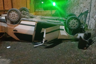 Otomobil istinat duvarından okulun bahçesine uçtu