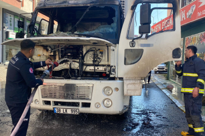 Park Halindeki Kamyon Alev Alev Yandı