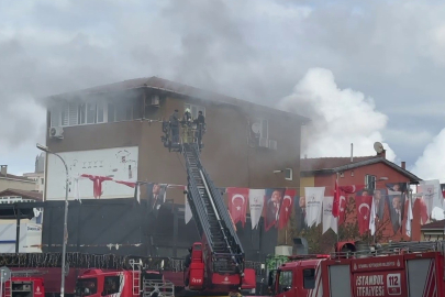 Ataşehir'de depoda çıkan yangında üst katta mahsur kalanlar böyle kurtarıldı!