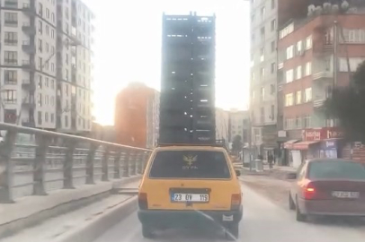 Tehlikeyi aldırmayan sürücü, otomobilin üstünde sebze kasası taşıdı