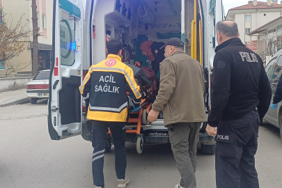 Şakalaşırken bıçağın üzerine düşen genç hastanelik oldu