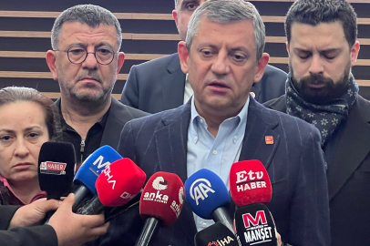 Özgür Özel Şehzadeler Belediye Başkanı Gülşah Durbay'ın hayatını kaybettiği hastanede acıya ortak oldu