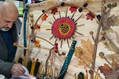 Sami Demir, doğadan topladığı ağaç ve taş gibi nesneleri sanat eserine dönüştürüyor