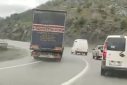 Trafik kurallarını hiçe sayarak 5 aracı hatalı sollaması, şans eseri kazaya dönüşmedi