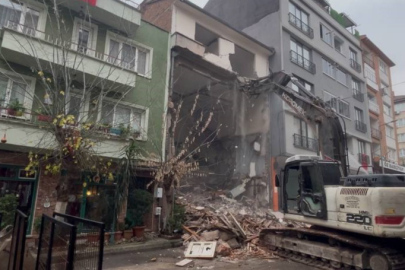 4 katlı binanın zemininden yıkmaya başlayınca ortalık savaş alanına döndü