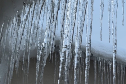 Soğuk rekoru! Yüksekova'da dev buz sarkıtları tehlike saçıyor