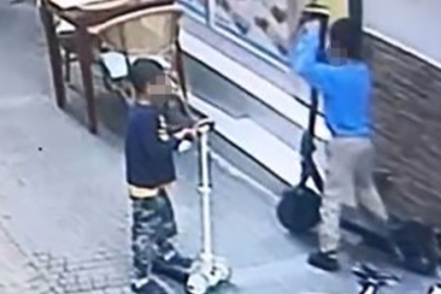 Çaldıkları scooter’ın yerine oyuncağını bıraktılar