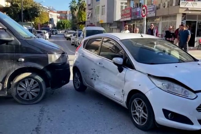 Otomobille Hafif Ticari Araç Çarpıştı: Kaza Anı Kamerada