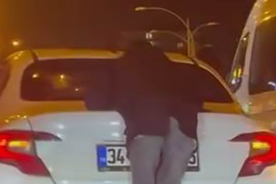 Arkasına tutunduğu otomobil ile metrelerce ilerledi