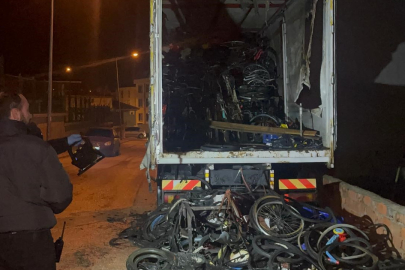 Bisiklet yüklü kamyon alevlere teslim oldu