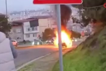 Seyir halindeki otomobil alev alev yandı