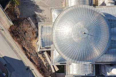 Bursa'da bir yola yapılan istinat duvarı cami ile bitişik Kur'an kursunun üzerine yıkıldı