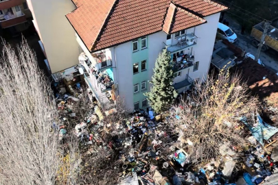Karabük'te bir ev ve bahçesi tonlarca çöple kaplandı