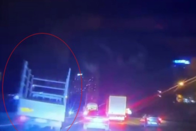 Kamyonetle makas atan alkollü sürücü önce bariyere girdi, saniyeler sonra aracını devirdi