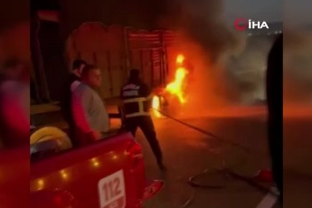 Tomruk yüklü TIR’da çıkan yangın büyümeden söndürüldü