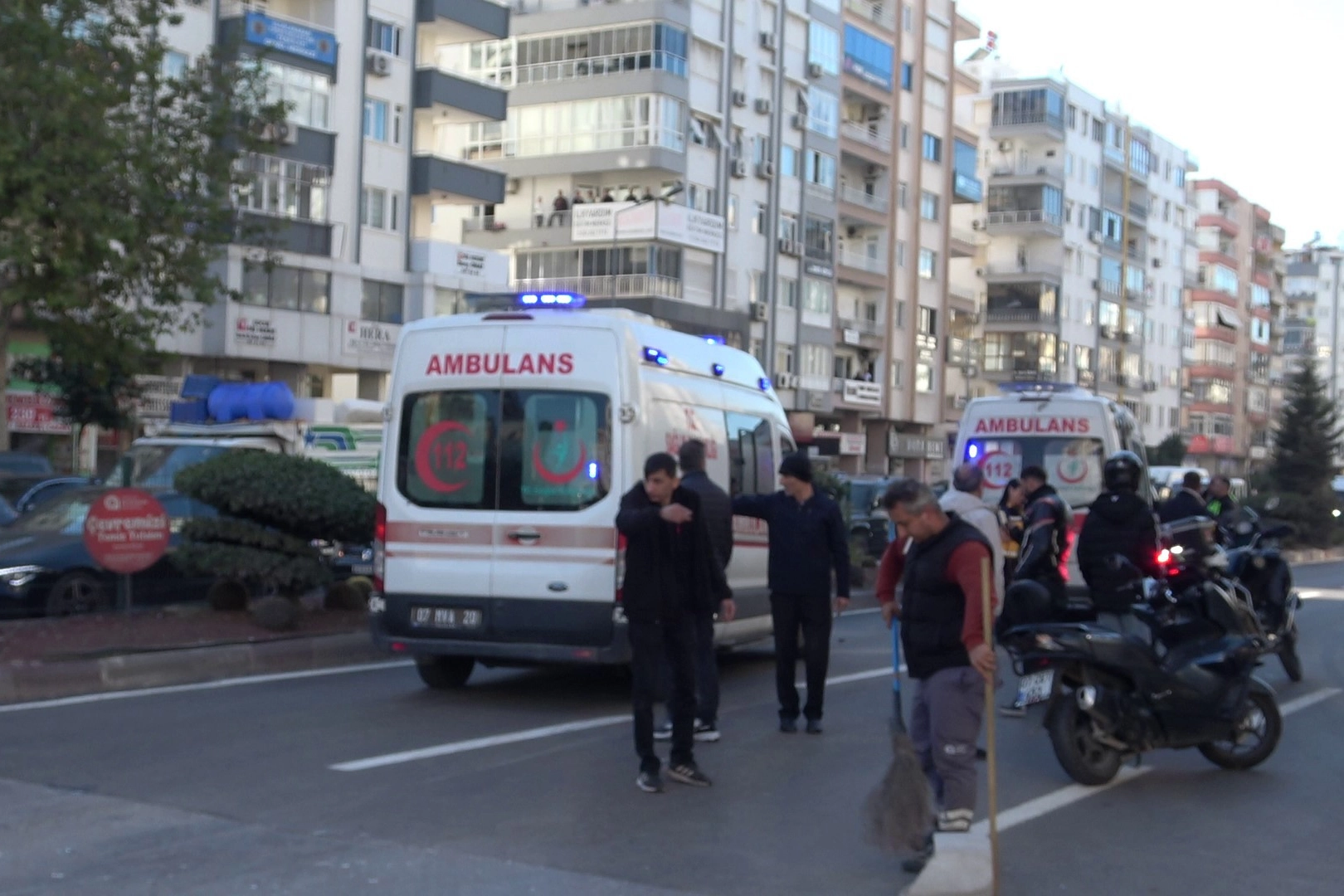 Kavşak sisteminde çarpışan iki motosikletin sürücüleri yaralandı