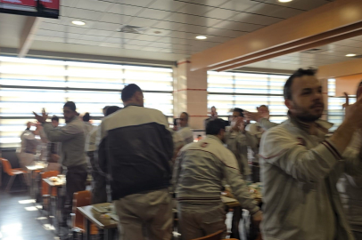 Toplu iş sözleşmeleri tıkandı, çalışanlar yemekhanede çatal kaşık vurarak eylem yaptı