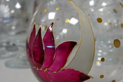 Cam sanat kursunda kadınlar, geri dönüşüm yoluyla çeşitli objeler üretiyor