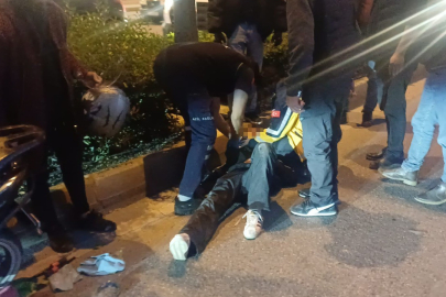 Seyir halindeki motosiklet sokaktan çıkan araca çarptı