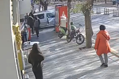 Çevredeki vatandaşlar kavgayı ayırmak yerine izlemeyi tercih etti