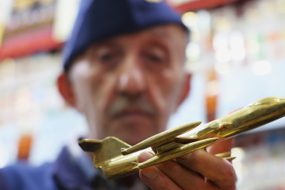 75 yaşında çocukluk hayalini yaşatıyor, 300'e yakın uçak maketi biriktirdi
