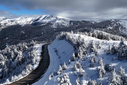 Sürücülerin 'korkulu rüyası' olan geçitte, karın oluşturduğu eşsiz manzara