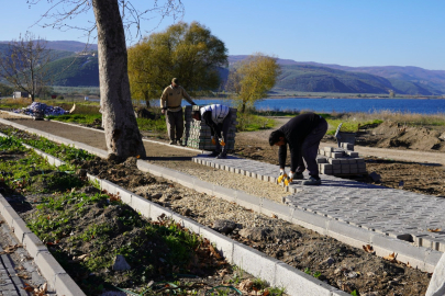 İznik’te DSİ Tesislerinden Bursa Sapağına Uzanan Yeni Yol ve Yürüyüş Alanı Çalışmaları Sürüyor