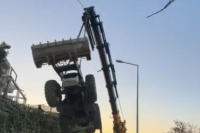 Vinçle taşınan kepçe düştü!