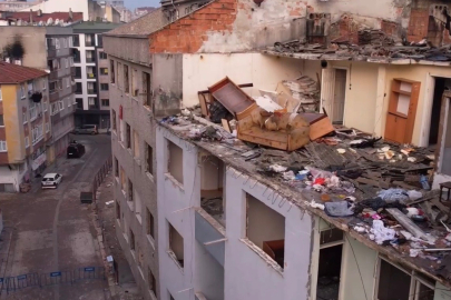 Facianın eşiğinden dönülen olayda çatısı çöken bina havadan görüntülendi