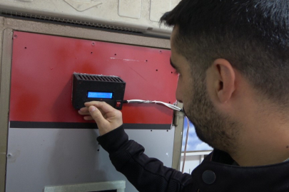 Atık malzemelerden kuluçka makinesi yaparak kendi civcivlerini üretti