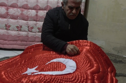 Türk Bayrağı sevgisini ay yıldızlı yorganlara taşıyan usta